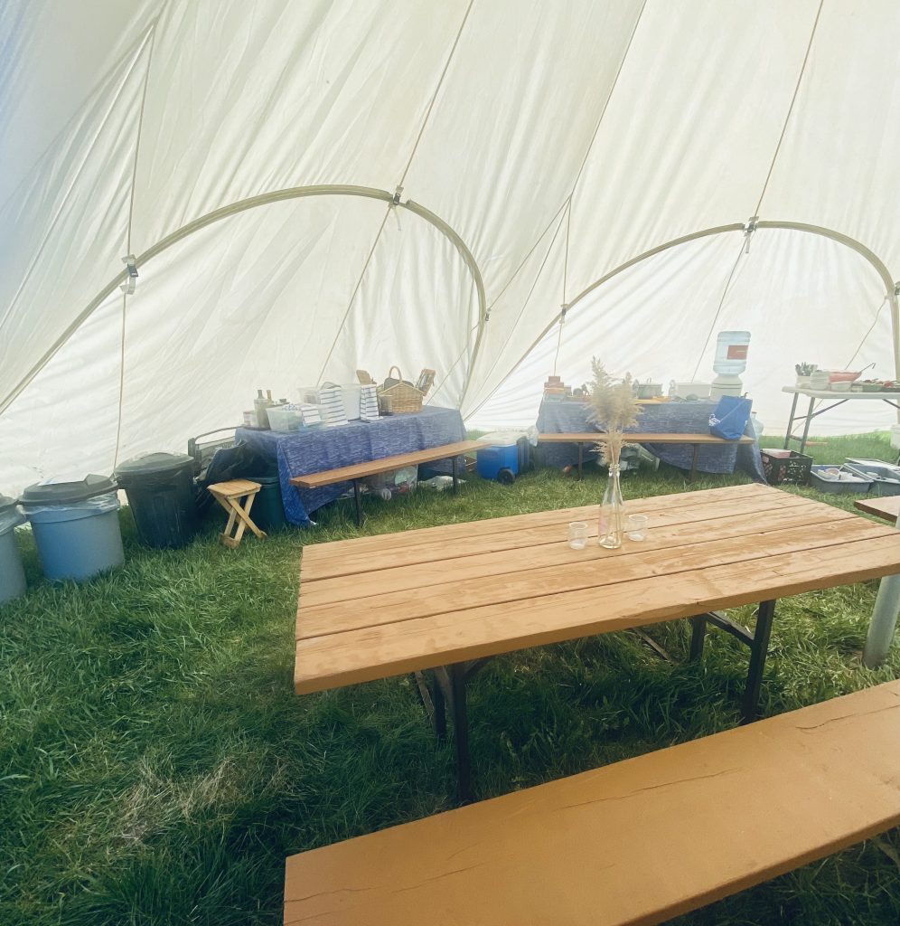 Intérieur de la tente avec table à pique-nique